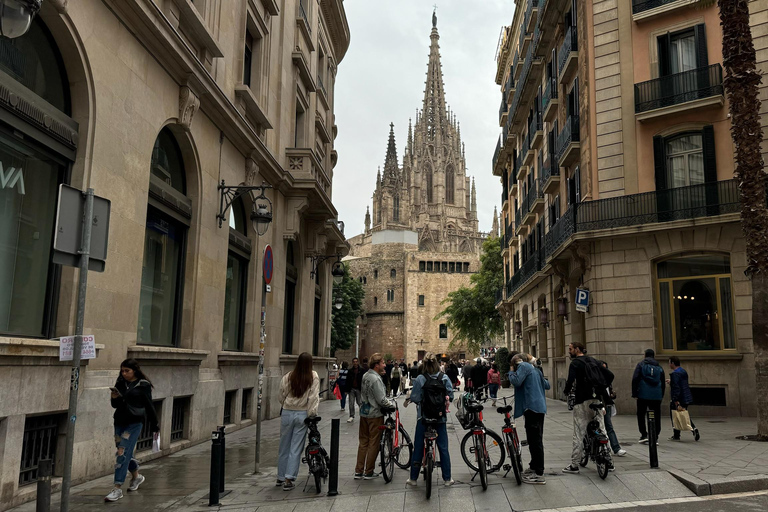 Barcelone : visite à vélo ou en vélo électrique, sites incontournables et anecdotes localesVisite privée