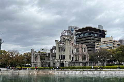 Hiroshima: visita al Parco del Memoriale della Pace e all&#039;Isola di MiyajimaHiroshima: persone con JR Pass o biglietti per il treno proiettile