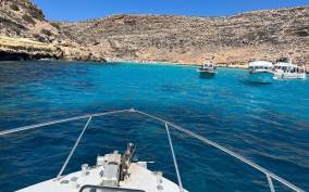 Lampedusa: Elegant Day Boat Tour with Lunch on board