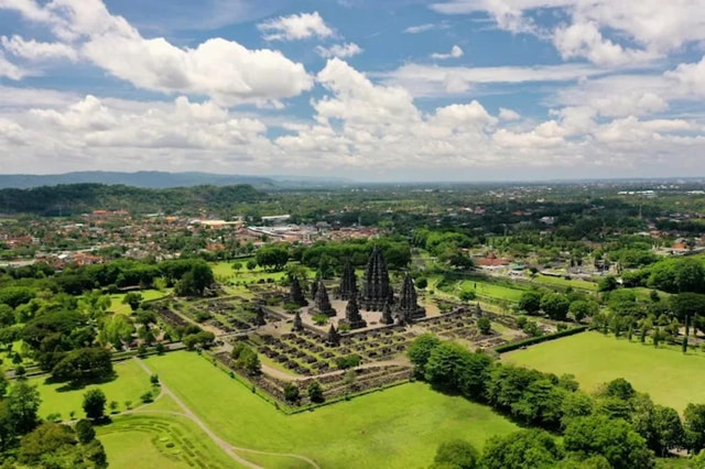 Yogyakarta: Prambanan Temple & Pindul Cave Shared Day Tour