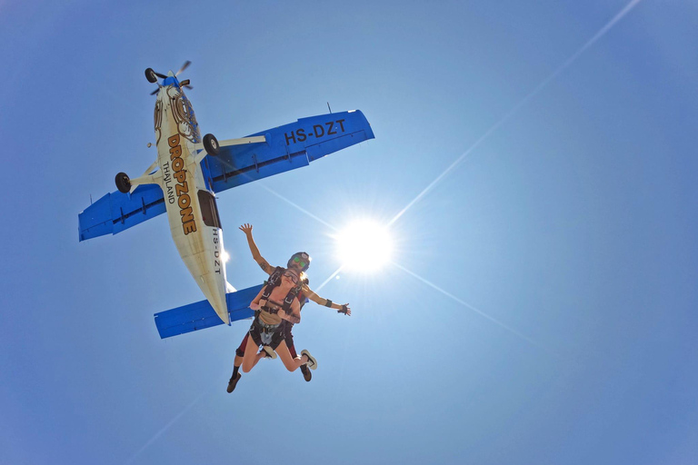 Pattaya: Dropzone Tandem Skydive Experience with Ocean ViewsEconomy Package