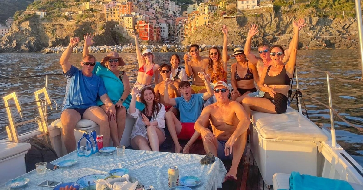 CinqueTerre tour en barco al atardecer con gozzo tradicional ligur ...