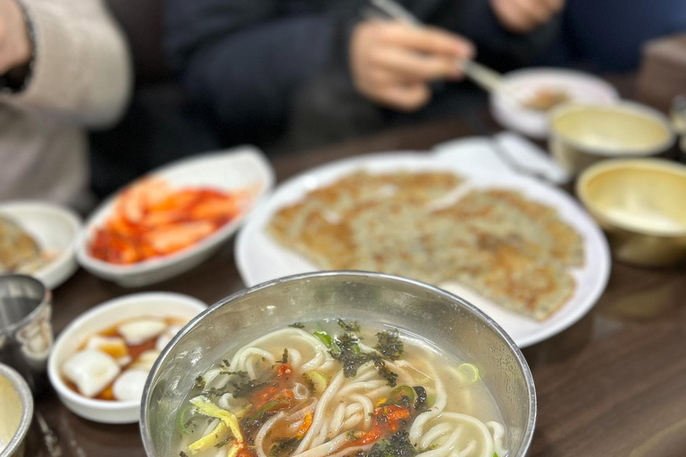 Prove comida de rua escondida em Seul com um tour gastronômico de 2,5 horasProve comida de rua escondida em Seul