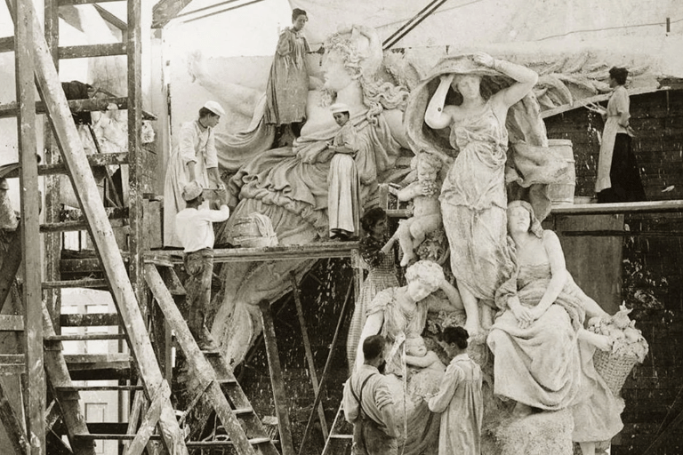 Chicago: Women's History Walking Tour with Interiors
