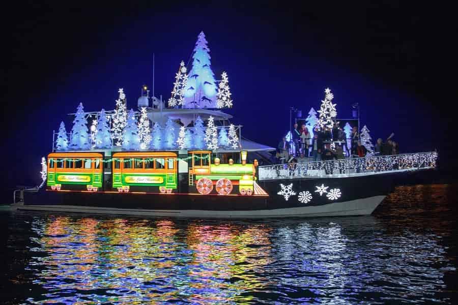 Newport Beach: 2025 Feiertagslichter-Kreuzfahrten. Foto: GetYourGuide