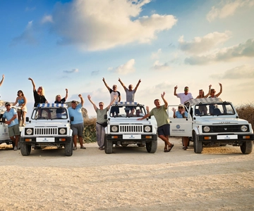 Från Malta: Heldagsutflykt med jeep på Gozo med lunch och båttur