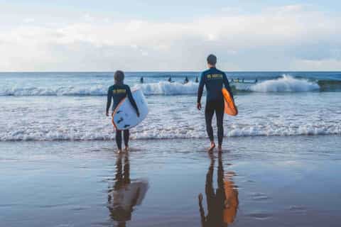 Lisbonne : cours de surf en groupe, ambiance fun