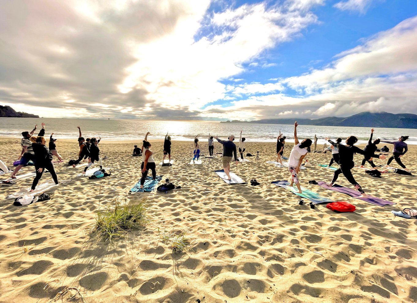San Francisco: Silent Disco Yoga på Baker Beach