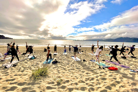 San Francisco: Silent Disco Yoga på Baker BeachYoga för privat grupp