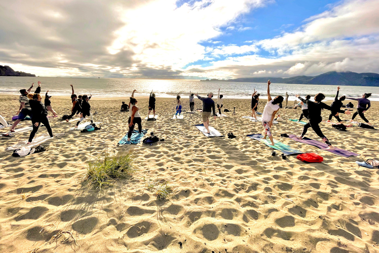 San Francisco: Silent Disco Yoga på Baker BeachYoga för privat grupp