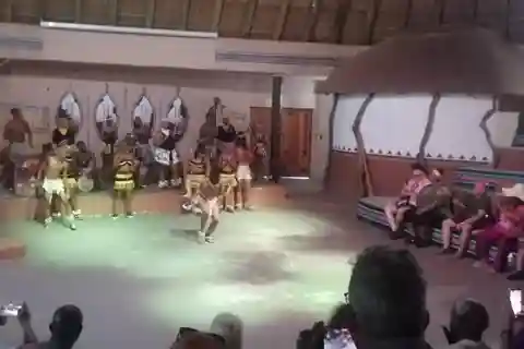 RUNDTUR I DEN KULTURELLA BYN LESEDI