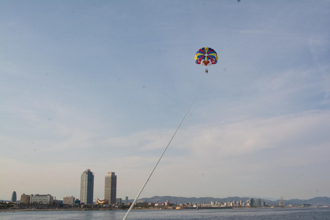 Barcelona: Parasailing with panoramic views over the sea Barcelona: Parasailing with panoramic views while parachuting over the sea