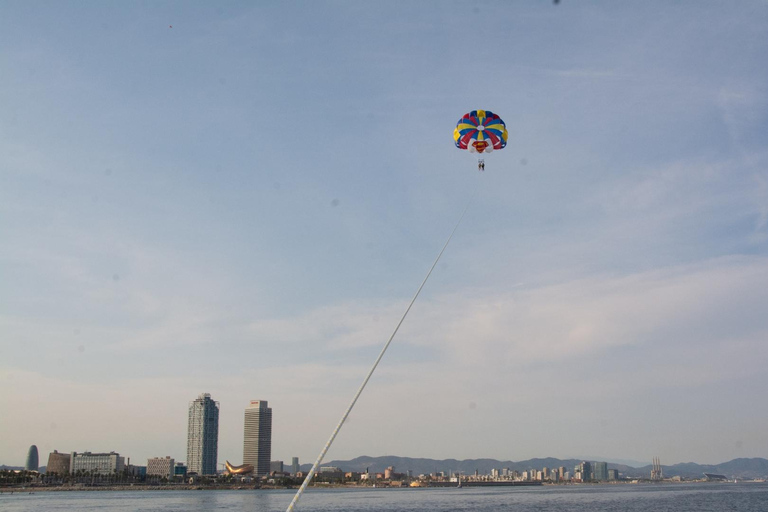 Barcelona: Parasailing with panoramic views over the sea Barcelona: Parasailing with panoramic views while parachuting over the sea