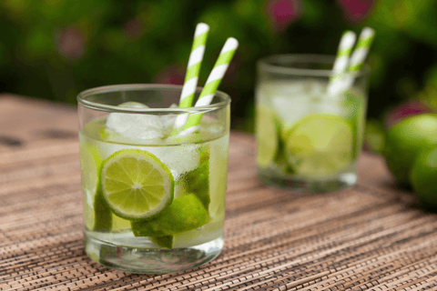 Rio de Janeiro: impreza samby w Pedra do Sal z caipirinhąRio de Janeiro: impreza samby Pedra do Sal z caipirinhas