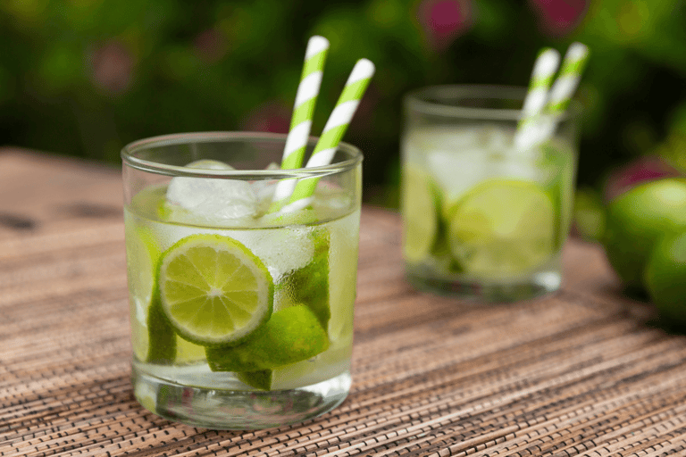 Rio de Janeiro: impreza samby w Pedra do Sal z caipirinhąRio de Janeiro: impreza samby Pedra do Sal z caipirinhas