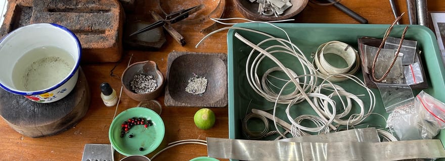 Cours d'argenterie à Bali avec un professeur local