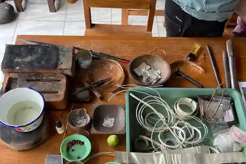 Aula de fabrico de prata em Bali com um professor local