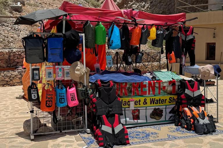 Muscat: Wadi Shab, Fins Beach & Bimmah Sinkhole 4x4 Tour Shared 4x4 Tour