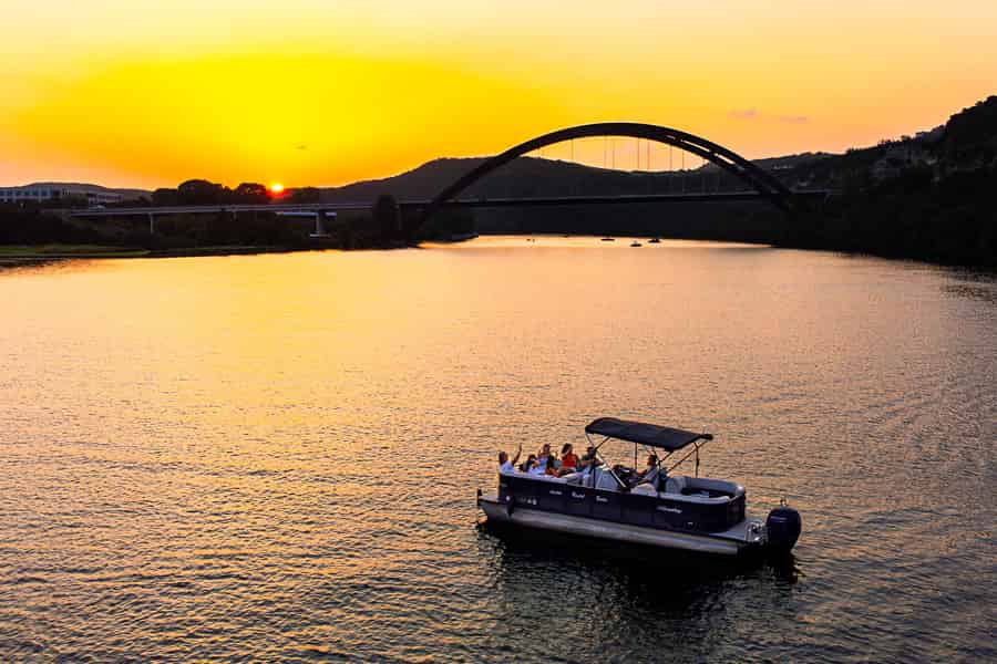 Bootstour zum Sonnenuntergang auf dem Lake Austin Pro Person. Foto: GetYourGuide