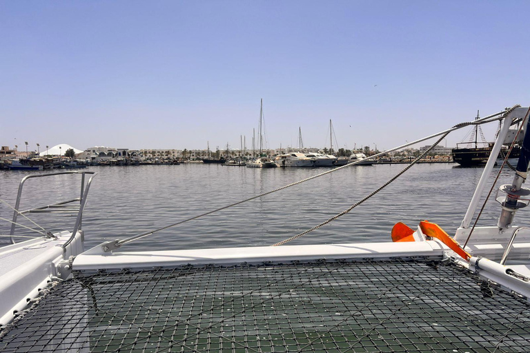 Djerba : croisière de luxe en catamaran avec baignade et collationDjerba : croisière de luxe en catamaran avec baignade et collations