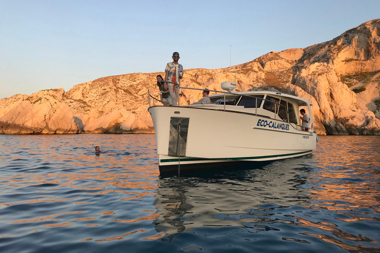 Marseille: Sunset Boat Cruise with Buffet and Organic Wine Sunset Boat Cruise with Dinner & Drinks (Théatre Criée)