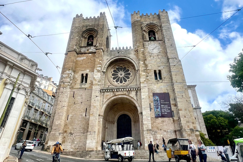 Découvrez l'histoire de Lisbonne à bord d'un tuk-tuk.Visite historique de Lisbonne en tuk-tuk électrique