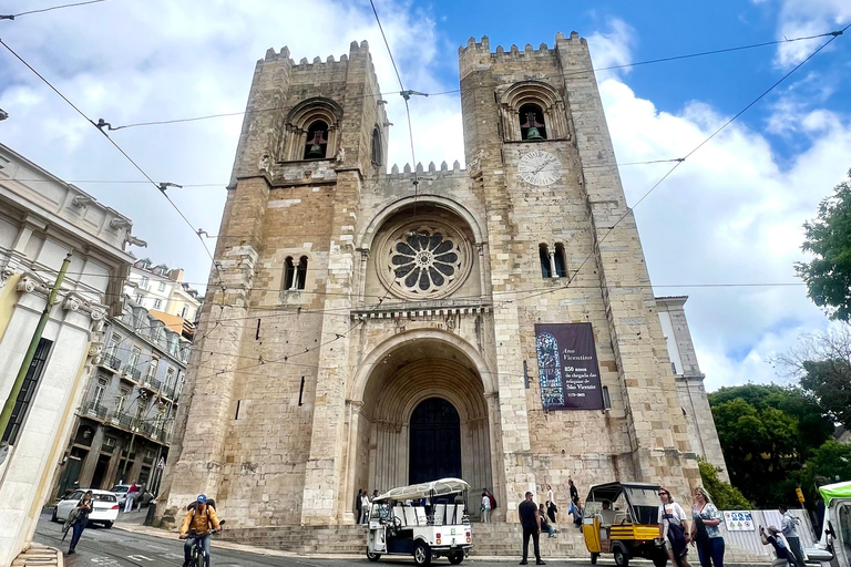 Découvrez l'histoire de Lisbonne à bord d'un tuk-tuk.Visite historique de Lisbonne en tuk-tuk électrique
