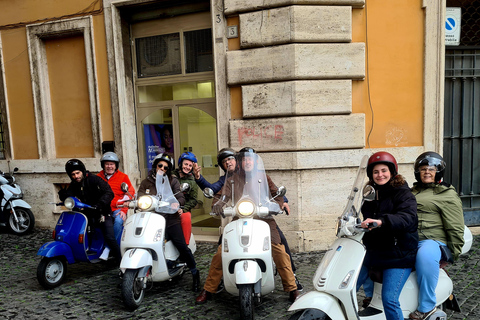 Roma: giro turistico autonomo in Vespa