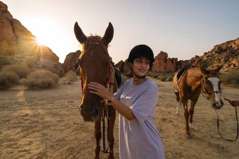 Riyadh Hidden Oasis: Mountain Horseback Riding Adventure