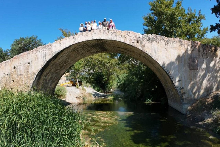 Excursion privée en jeep dans les gorges de Kourtaliotiko, à Preveli et au village de SpiliVisite de groupe à Kourtaliotiko, à la plage de palmiers de Preveli et au village tra