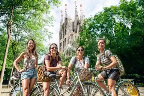 Barcelona: Private Bike/eBike Tour & Sagrada Familia Tickets