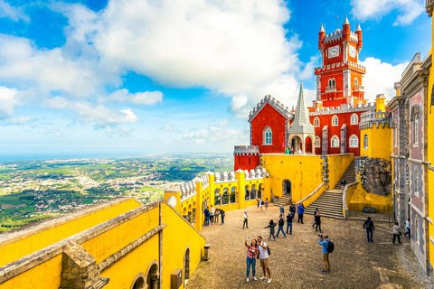 From Lisbon: Sintra, Pena, Regaleira & Cascais Day Trip Panoramic Full Experience: Day Trip in Premium Van (French)