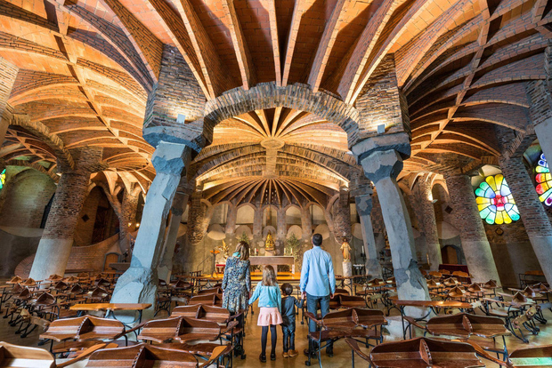Destaques Visita guiada à Cripta de Gaudí e à Colónia Güell