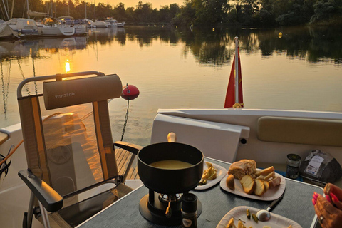 Geneva: Private Boat Cruise with Optional Fondue Private Boat day Lake Geneva (2h)