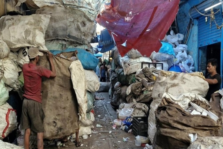 „Slumsy Dharavi: podróż z przewodnikiem z lokalnym przewodnikiem”Wewnątrz slumsów Dharavi: wycieczka z przewodnikiem z lokalnym przewodnikiem