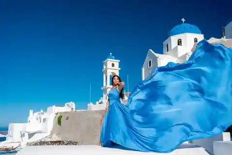 Santorin : Photoshoot professionnel en robe volante