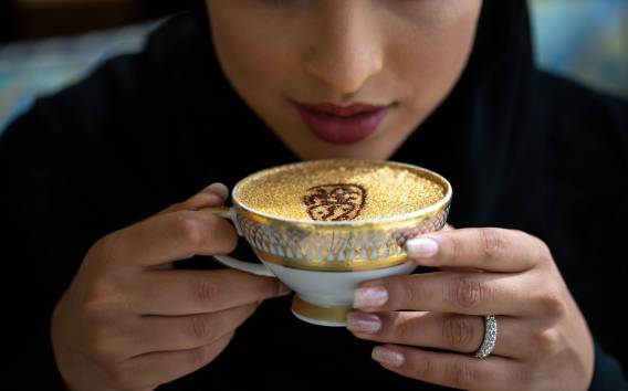 Dubai: Innenbesichtigung des Burj Al Arab und Gold Cappuccino im UMA