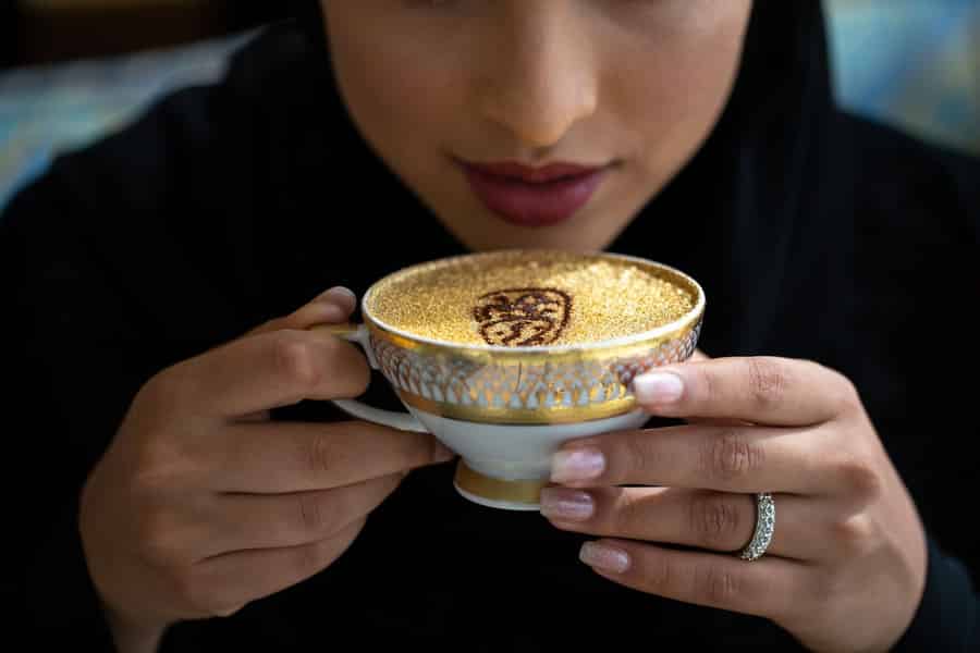 Dubai: Burj Al Arab Tour mit 25. Stock und Gold Cappuccino. Foto: GetYourGuide