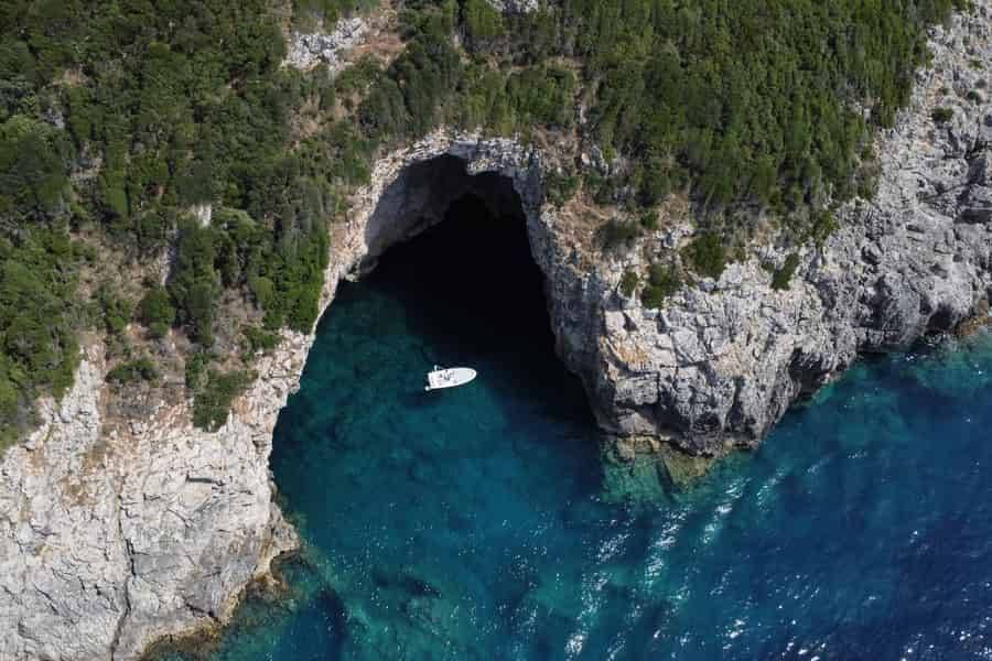 Vom Hafen Alipa, Palaiokastritsa: Blue Eye Cave Tour. Foto: GetYourGuide