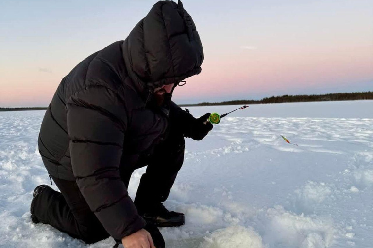 Avventura di pesca sul ghiaccio a Levi con zuppa di salmoneAvventura di pesca sul ghiaccio a Levi con la zuppa di salmone