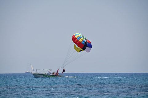 Santorini: Parasailing na Czarnej Plaży