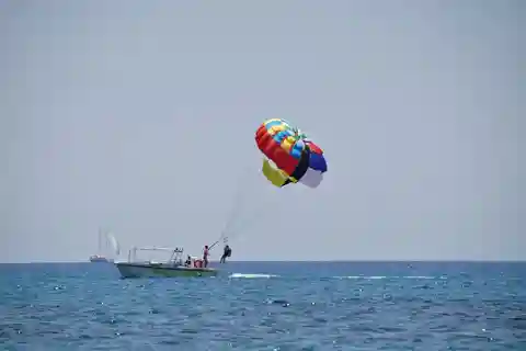 Santorin: Parasailing-Flugerlebnis am Schwarzen Strand