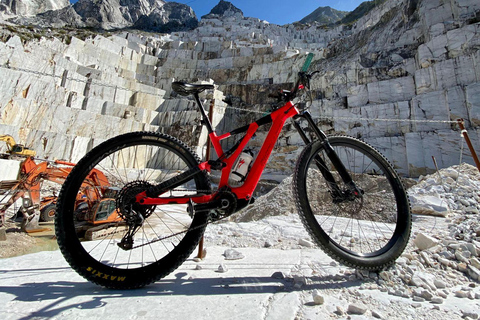 Excursion en E-Bike dans les carrières de marbre de Carrare avec dégustation de saindoux