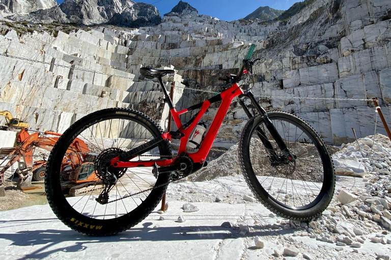 Excursion en E-Bike dans les carrières de marbre de Carrare avec dégustation de saindoux