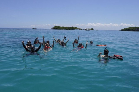 Cartagena: Desfruta de uma excursão de autocarro/barco às 5 Ilhas do Rosário + snorkeling