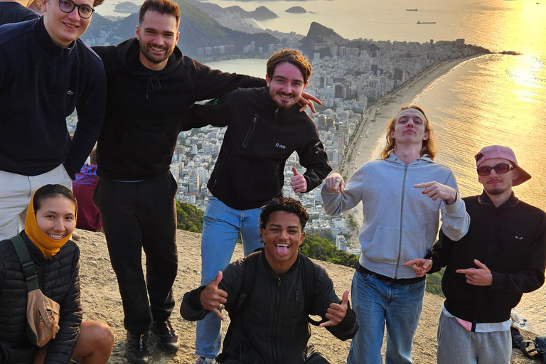 Rio de Janeiro: Morro Dois Irmãos Sunrise Hike Rio de Janeiro: Morro Dois Irmãos Sunrise Hike & Favela Tour