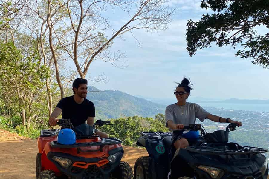 Quad & Seilrutsche auf Phuket, Dschungelpfad, Meerblick & Hotelabholung. Foto: GetYourGuide Quad & Seilrutsche auf Phuket, Dschungelpfad, Meerblick & Hotelabholung. Foto: GetYourGuide
