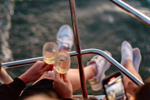 Lisbon: 2H Sunset Boat Cruise Tour with Drinks