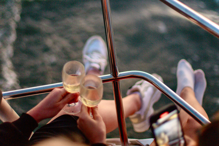 Lisbon: 2H Sunset Boat Cruise Tour with Drinks