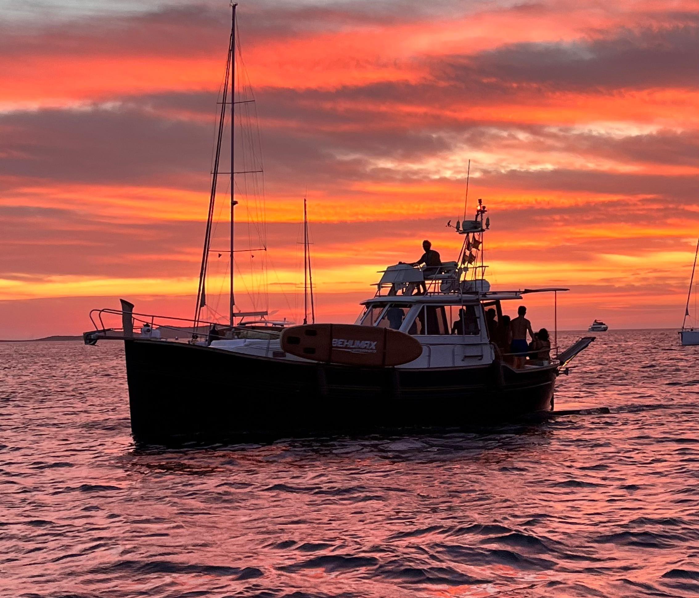 Ibiza: Segeltörn in den Sonnenuntergang auf einem privaten balearischen Llaüt